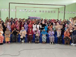Memperingati Hari Ibu, Emak-Emak di Batangan Gunakan Kebaya Untuk Senam