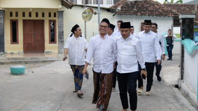 Kepala BNPT Eddy Hartono bersama KH Zaimul Umam Nursalim (Gus Umam) saat mengunjungi Ponpes LP3iA di Narukan, Kragan, Rembang, Kamis (20/11/2025). (Foto: hariansuarajateng.com)