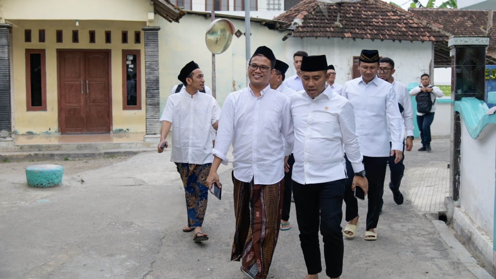 Kepala BNPT Eddy Hartono bersama KH Zaimul Umam Nursalim (Gus Umam) saat mengunjungi Ponpes LP3iA di Narukan, Kragan, Rembang, Kamis (20/11/2025). (Foto: hariansuarajateng.com)