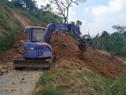 BPBD Karanganyar Fokus Evakuasi Material Longsor Jatiyoso dengan Bantuan Alat Berat