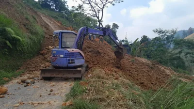 BPBD Karanganyar Fokus Evakuasi Material Longsor Jatiyoso dengan Bantuan Alat Berat